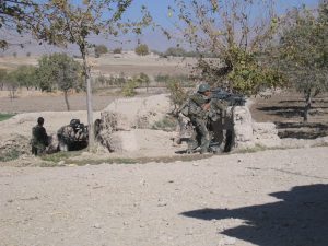 Marines-in-a-fire-fight-in-Sorgh-Morgab,-Uruzgan © Peter ter Velde