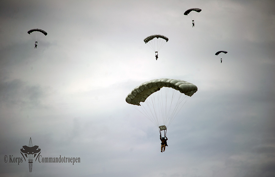 Honduran_American_Halo_Jump_(10018977176)