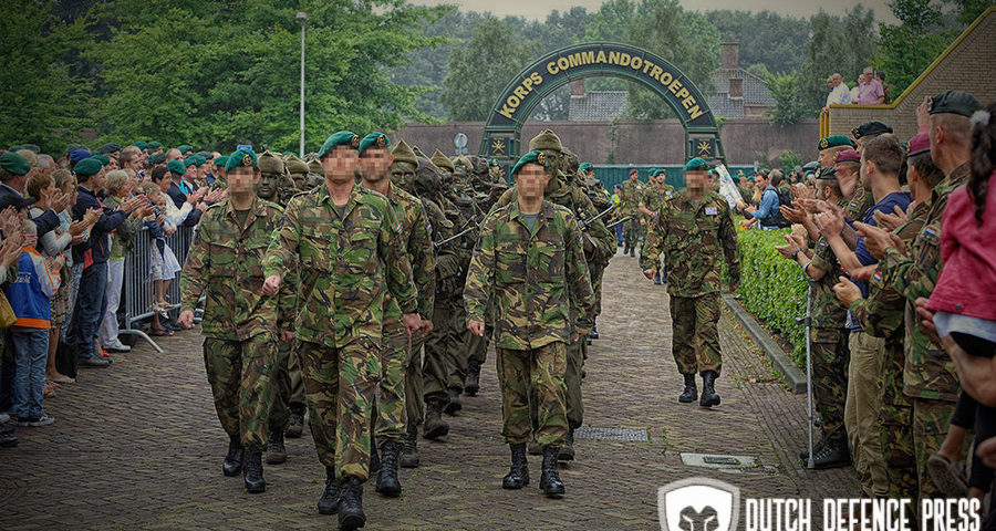 Groene baret en uniek naslagwerk uitgereikt aan 19 nieuwe commando’s