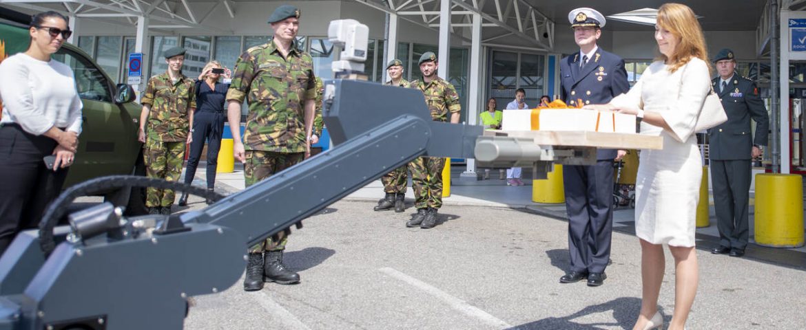 Defensie eert zorgpersoneel op Bevrijdingsdag met gebak