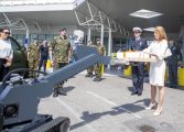 Defensie eert zorgpersoneel op Bevrijdingsdag met gebak