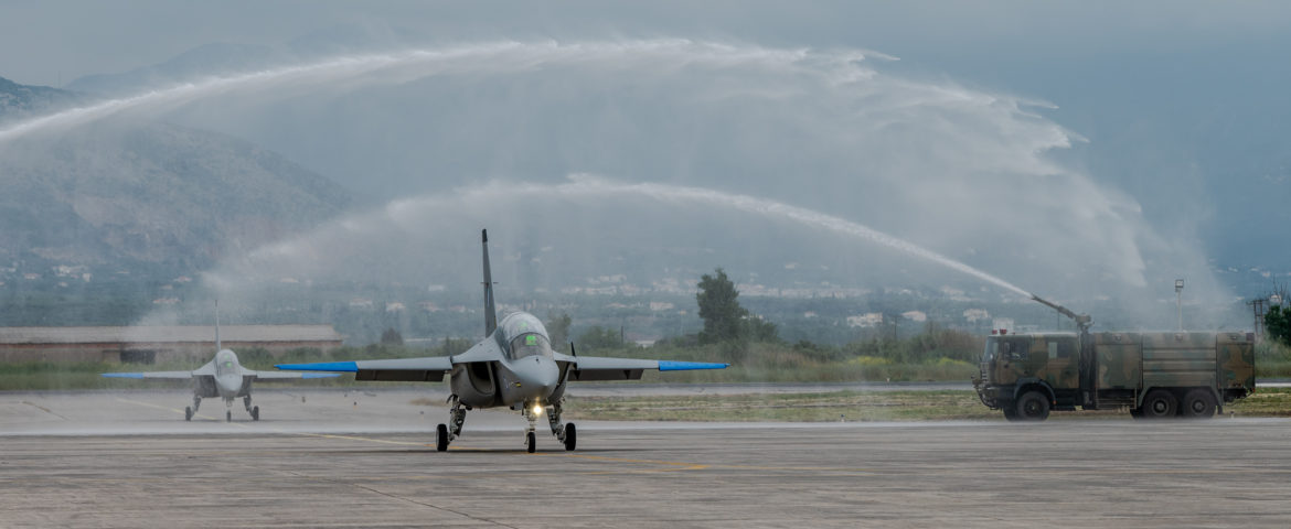 Eerste twee M-346 vliegtuigen landen op het Hellenic International Flight Training Center in Kalamata