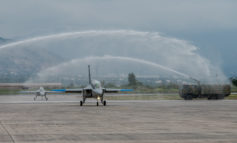 Eerste twee M-346 vliegtuigen landen op het Hellenic International Flight Training Center in Kalamata