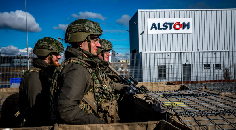 Reservisten oefenen buiten de poort