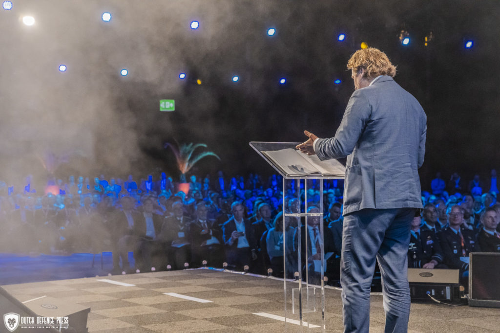 Stas Gijs Tuinman spreekt de zaal vol belangstellenden toe
NEDS 2025