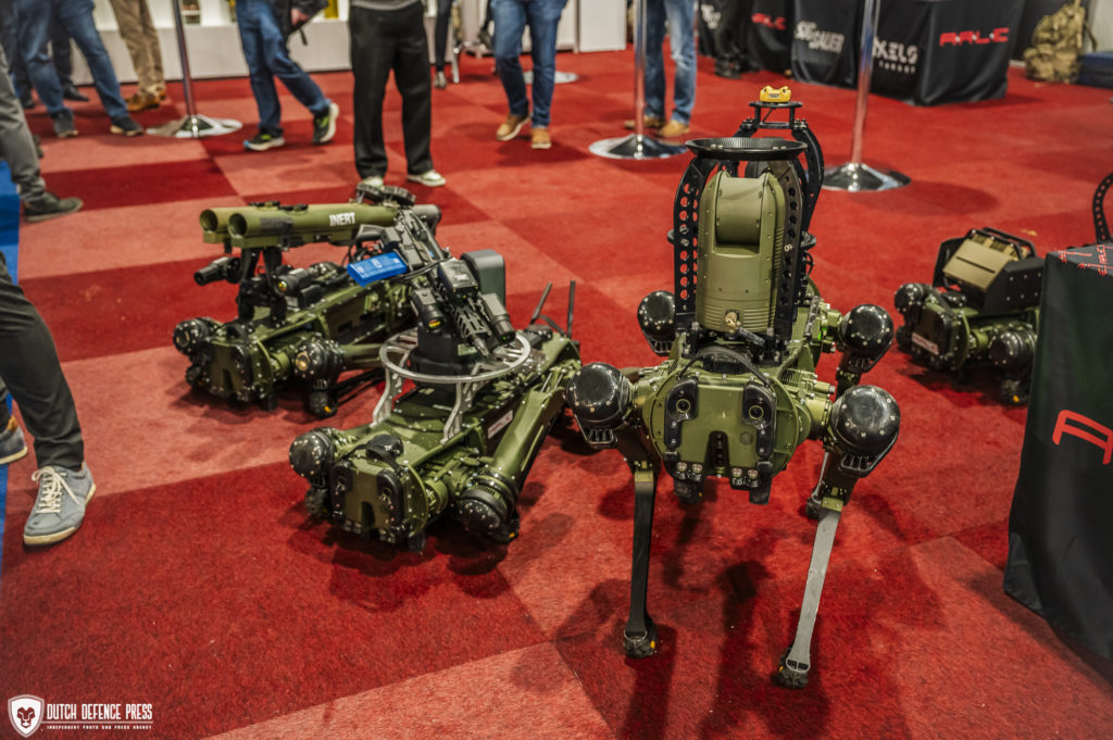 Robothonden op de stand van Arle