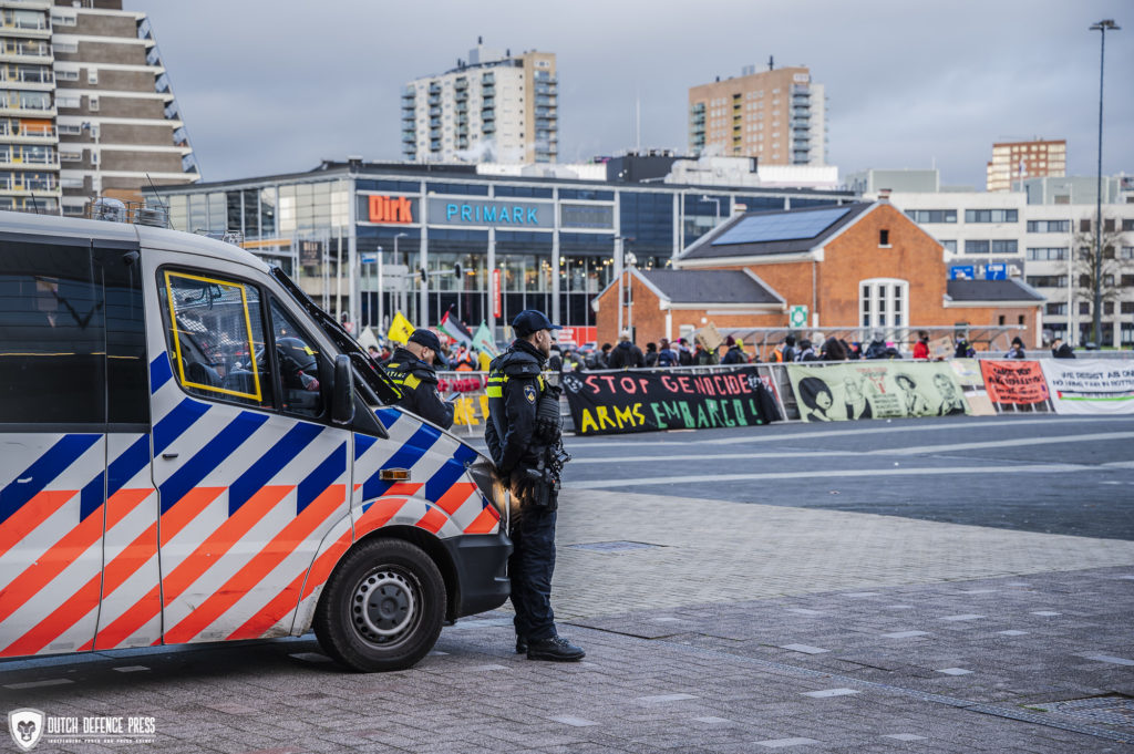 Politie houdt een klein aaantal demonstranten in de gaten