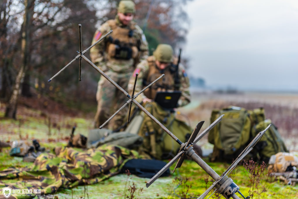 Radio- en satellietcommunicatie en het briefen van 