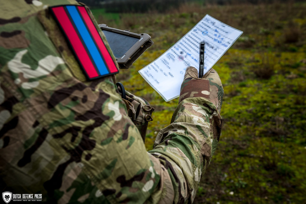 Het weer, en vooral de windsterkte en -richting worden nauwgezet gecontroleerd, opgeschreven en doorgegeven aan de vliegtuigen.