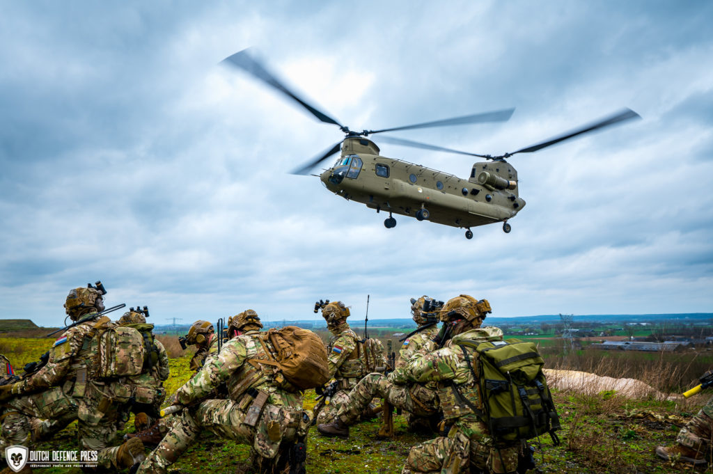 Pick-up van een pathfinderteam met een Chinook van 298 squadron.