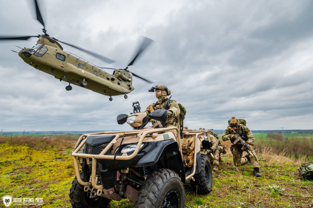 Pick-up van een pathfinderteam met een Chinook van 298 squadron.