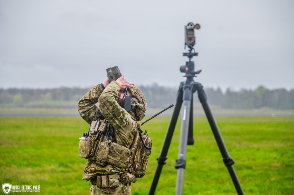 Het weer, en vooral de windsterkte en -richting worden nauwgezet gecontroleerd, opgeschreven en doorgegeven aan de vliegtuigen.