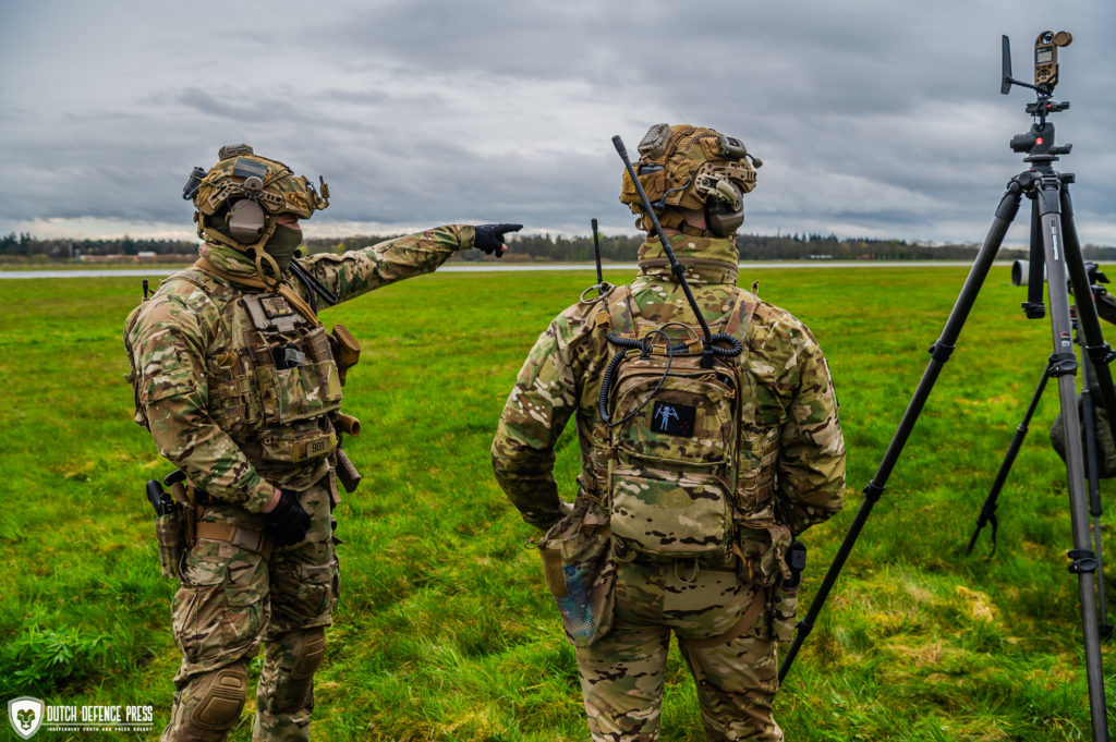 Het weer, en vooral de windsterkte en -richting worden nauwgezet gecontroleerd, opgeschreven en doorgegeven aan de vliegtuigen.