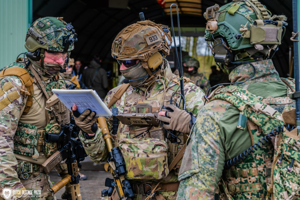 Radio- en satellietcommunicatie en het briefen van 