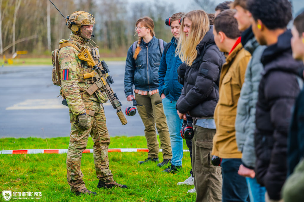Als de vliegtuigen op de grond staan, gaat een deel van de eenheid over op een begeleidende rol.