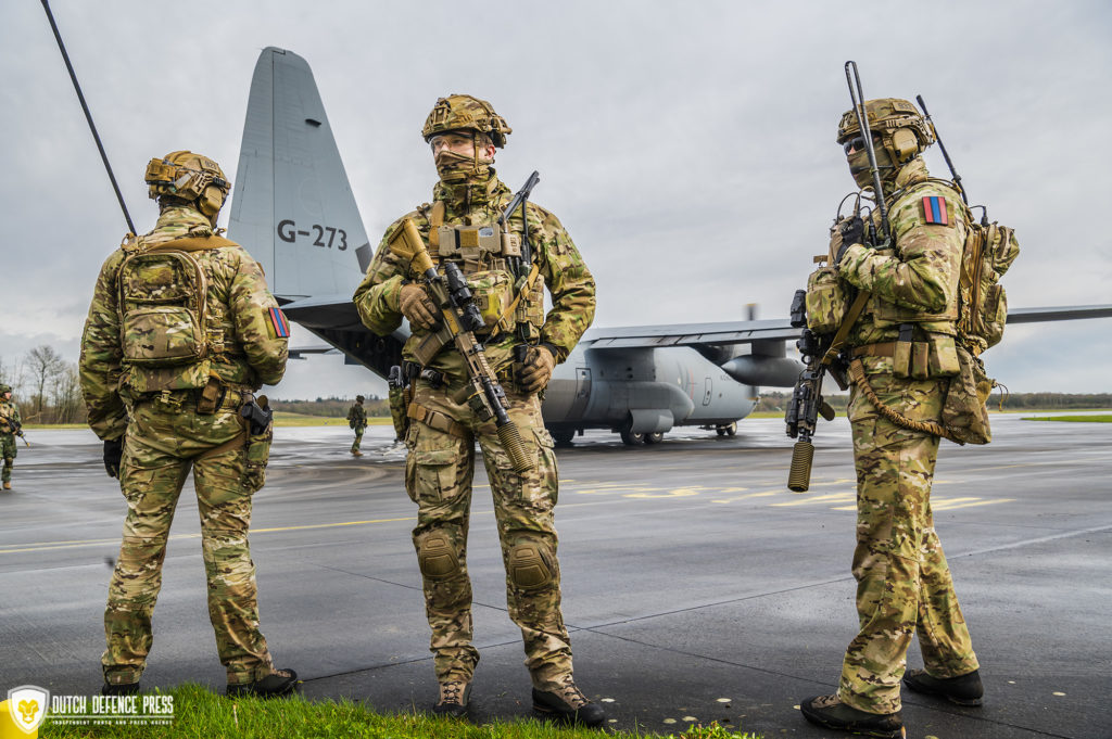 Als de vliegtuigen op de grond staan, gaat een deel van de eenheid over op een begeleidende rol.