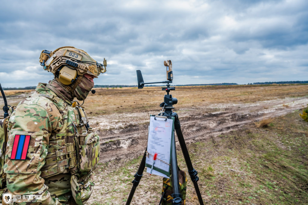 Het weer, en vooral de windsterkte en -richting worden nauwgezet gecontroleerd, opgeschreven en doorgegeven aan de vliegtuigen.