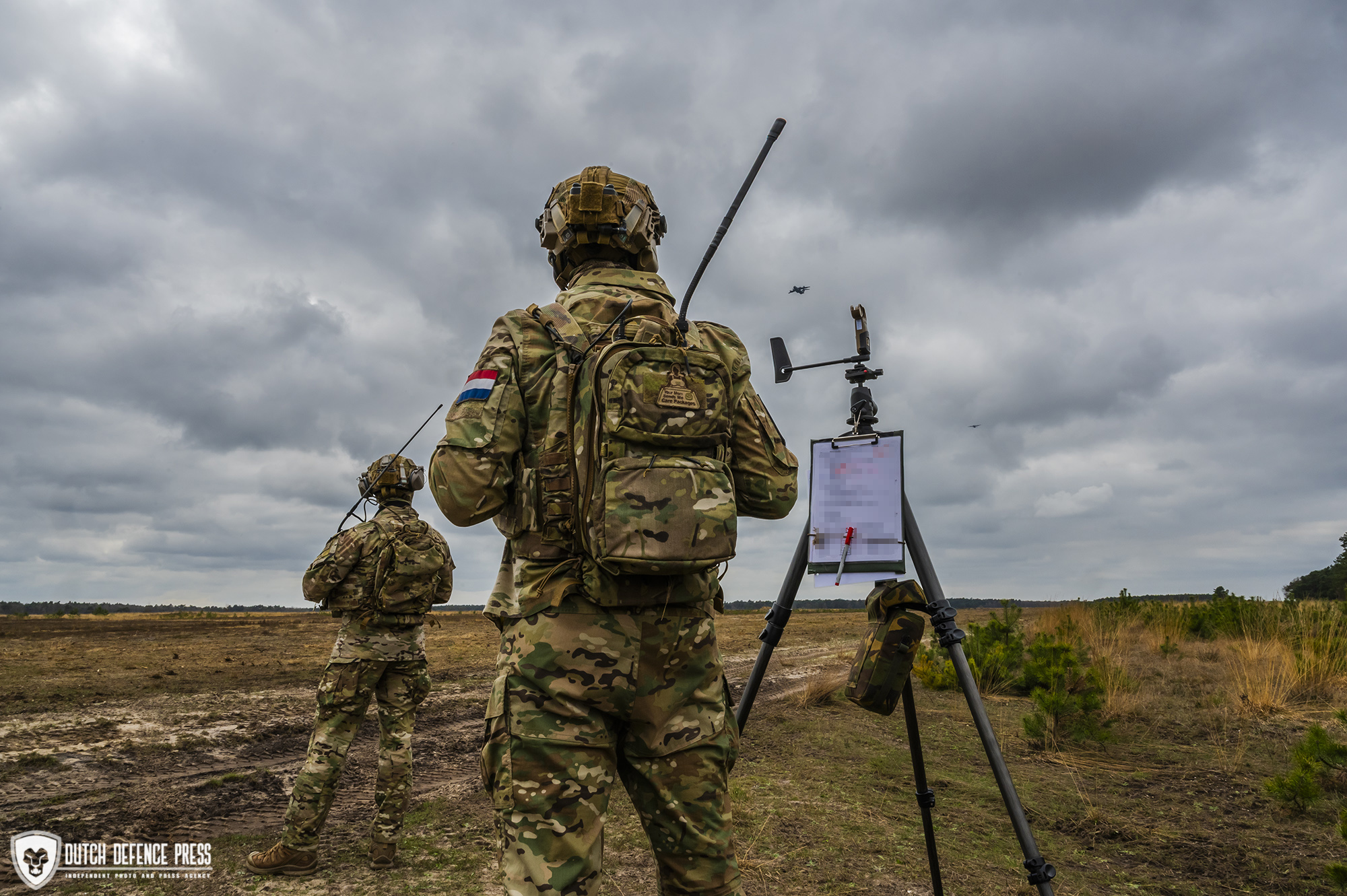 Pathfinders begeleiden vliegtuigen tijdens het droppen van vracht.