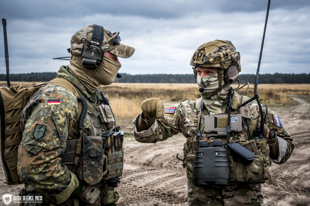 Internationale samenwerking en training zijn essentieel, hier met Duitse militairen in België.