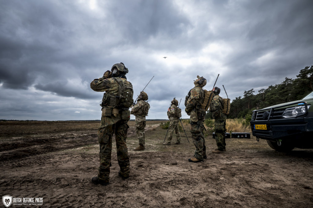 Internationale samenwerking en training zijn essentieel, hier met Duitse militairen in België.