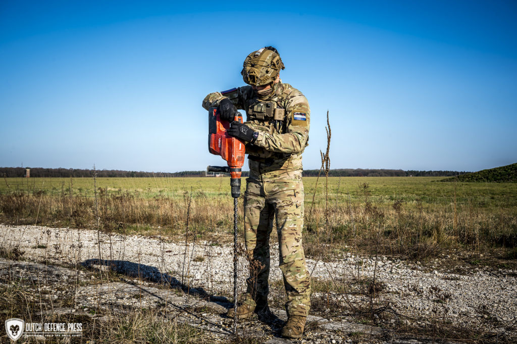 Voor de survey van een landinszone is zware apparatuur nodig, die op de man wordt meegenomen.