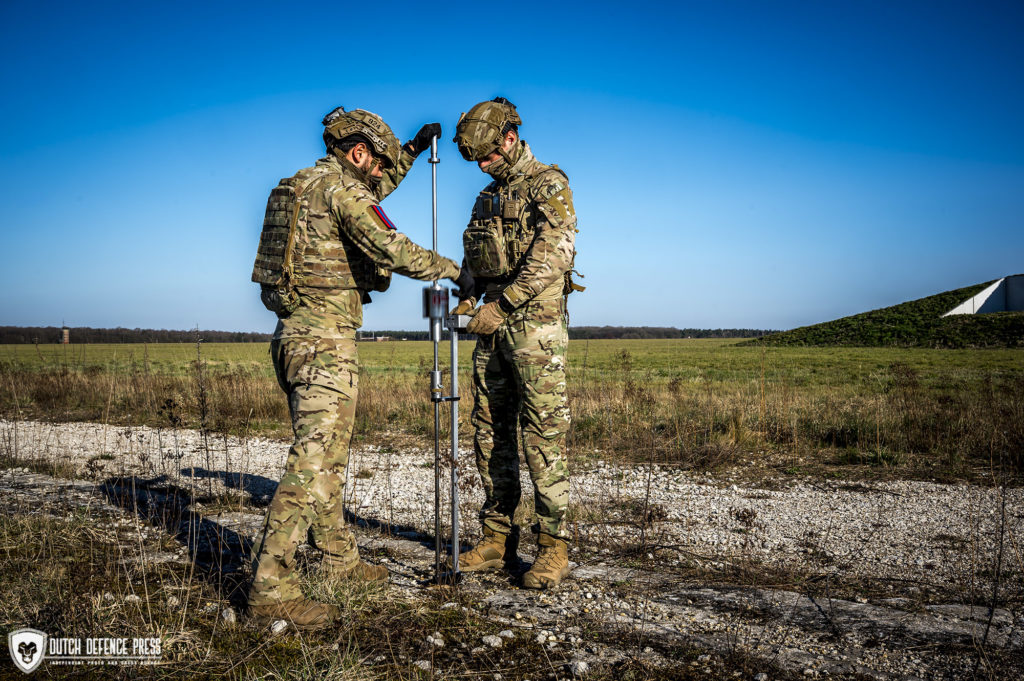Voor de survey van een landinszone is zware apparatuur nodig, die op de man wordt meegenomen.