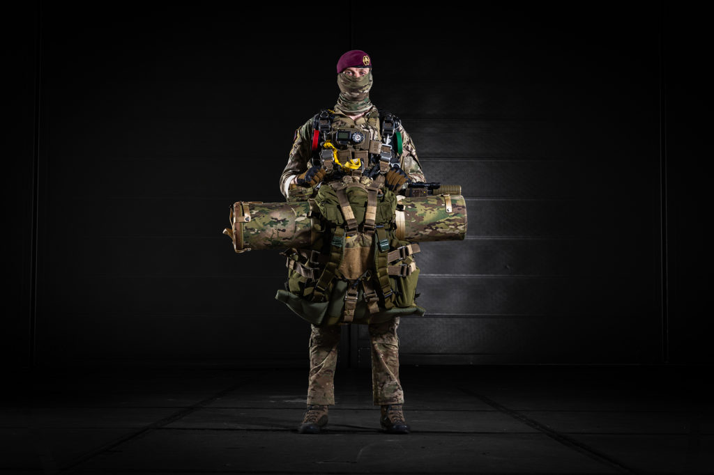 Naast alle persoonlijke uitrusting en wapens wordt er ook zwaar materieel, zoals de apparatuur om de grond te testen, meegenomen tijdens een sprong. Foto's: via het pathfinderpeloton