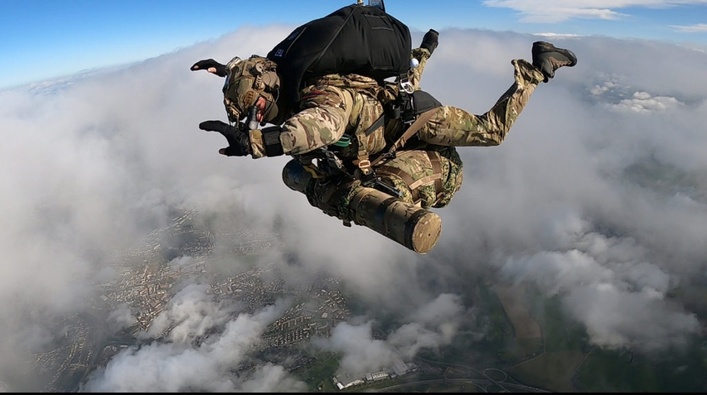 Naast alle persoonlijke uitrusting en wapens wordt er ook zwaar materieel, zoals de apparatuur om de grond te testen, meegenomen tijdens een sprong. Foto's: via het pathfinderpeloton