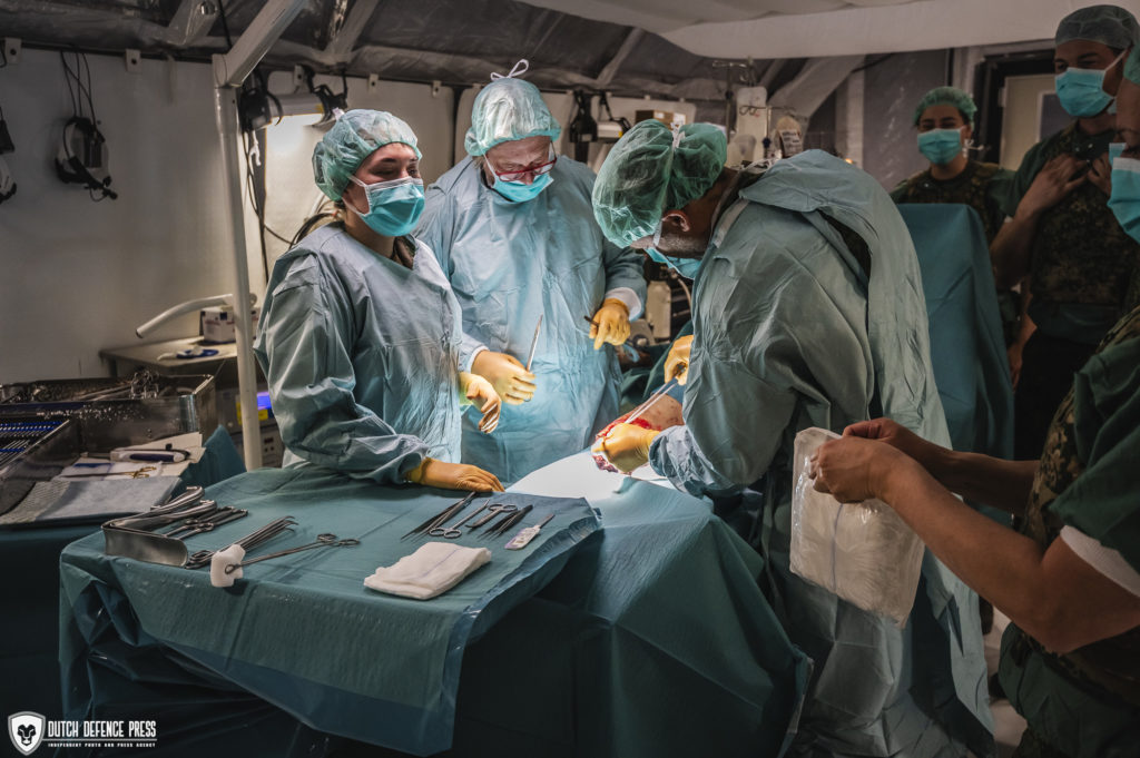 Het chirurgisch team werk aan een amputatie