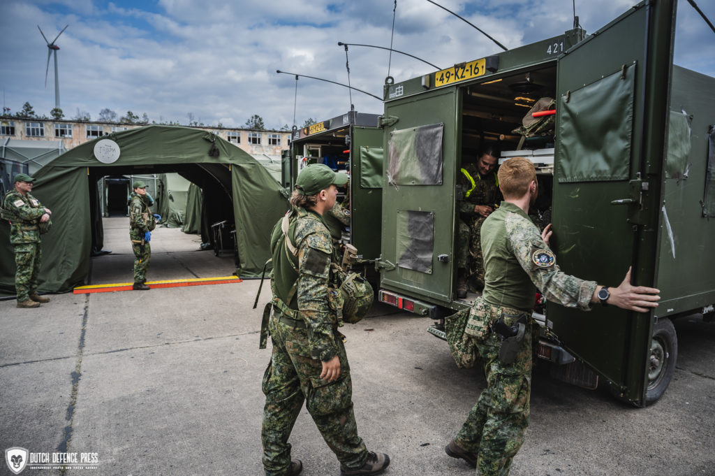 Het ambulancepersoneel opent de deuren van hun voertuig