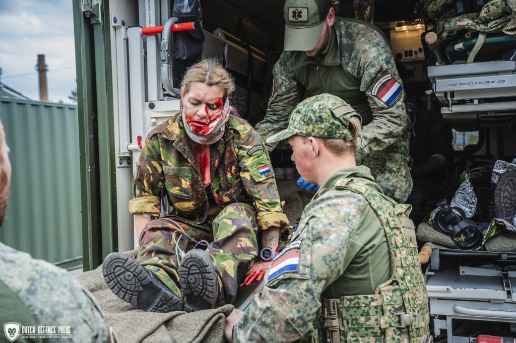 De gewonden worden uit de ambulance gedragen