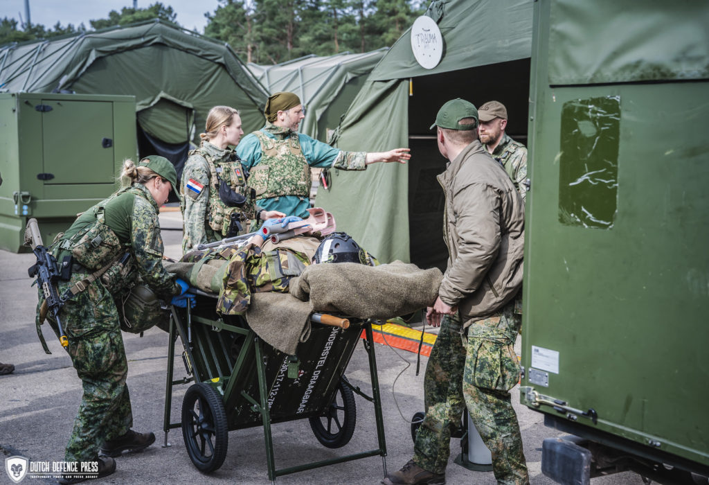 De OK-artsen doen de eerste triage bij de voertuigen