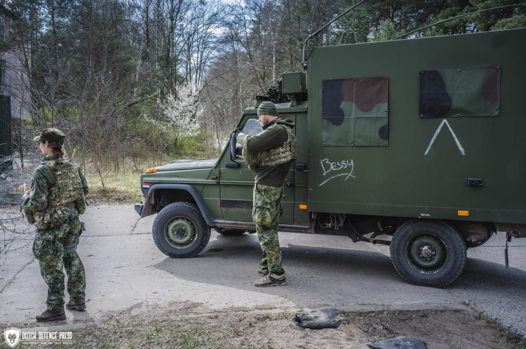 Aan de poort worden de ambulances gecontroleerd
